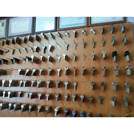 Bolu Anahtarcı İsmail'de kopyalanabilen çok çeşitli ev, oto ve kasa kilit anahtarları.